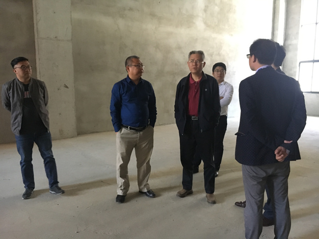 ���ܼ��Fһ���ˁ�(l��i)�L(ch��ng)�ſƼ��a(ch��n)�I(y��)�@���^(gu��n)����